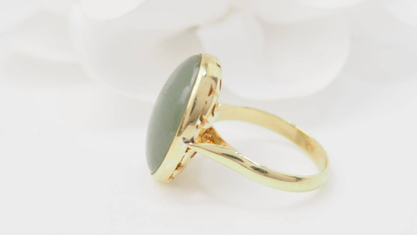 Vintage ring in yellow gold and Jade cabochon