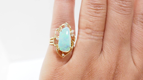 Openwork ring in yellow gold and Australian opal