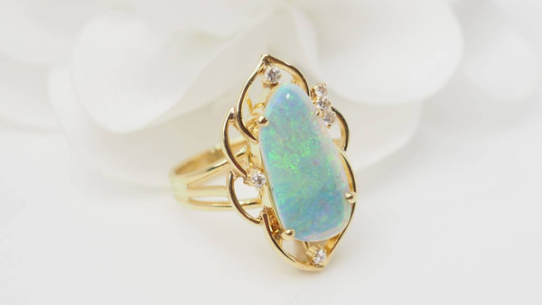 Openwork ring in yellow gold and Australian opal