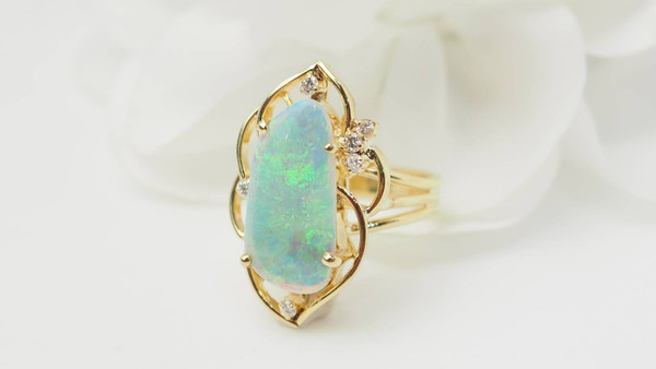 Openwork ring in yellow gold and Australian opal