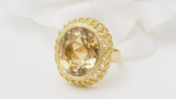 Bague filigranée en or jaune et citrine facettée