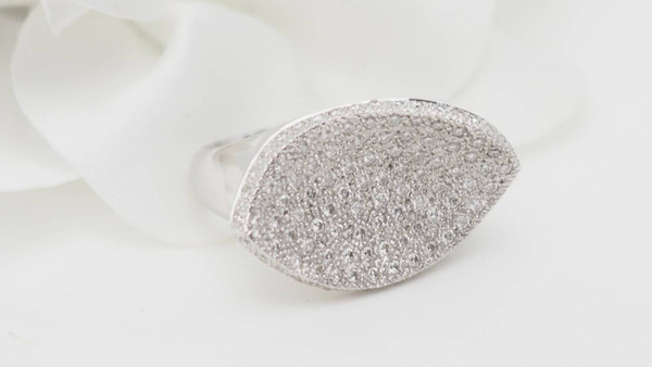 Bague pavage en or blanc et diamants