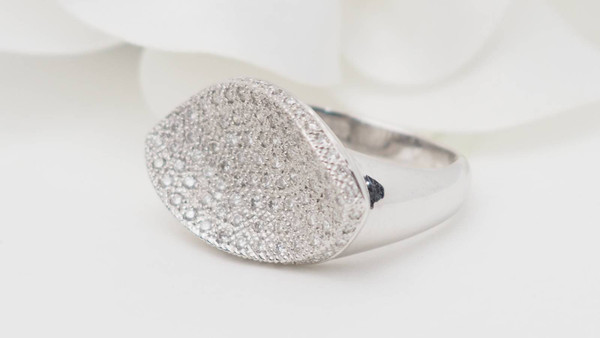 Bague pavage en or blanc et diamants