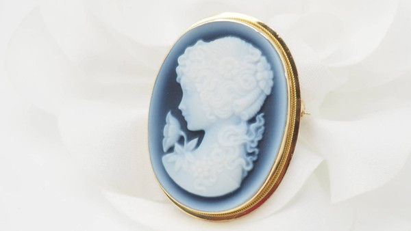 Yellow gold onyx cameo brooch pendant