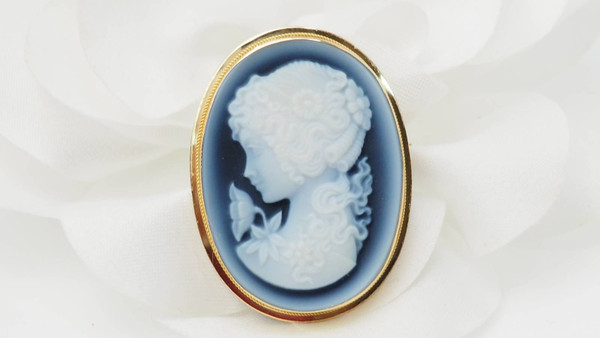 Yellow gold onyx cameo brooch pendant