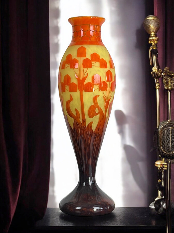 GROSSE BALUSTERVASE SIGNIERT LE VERRE FRANAIS / SCHNEIDER MIT BLUMENMOTIV-DEKO