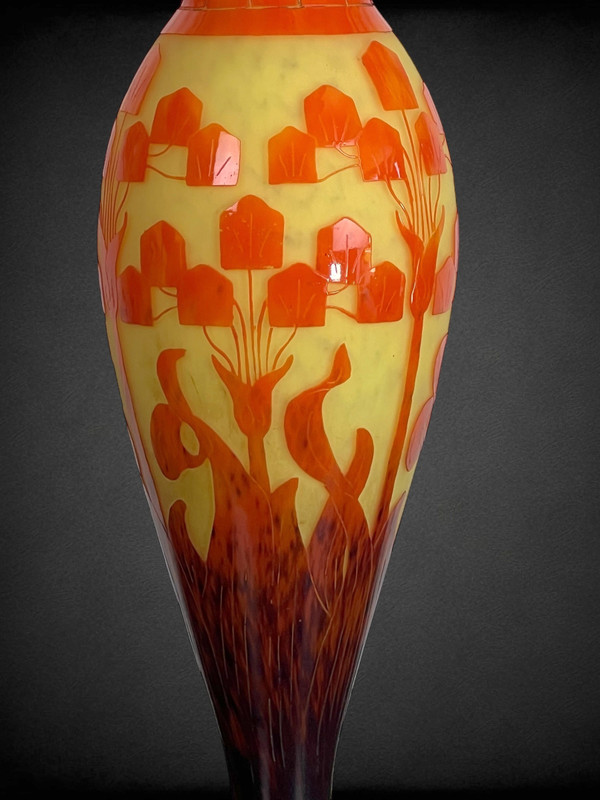 GROSSE BALUSTERVASE SIGNIERT LE VERRE FRANAIS / SCHNEIDER MIT BLUMENMOTIV-DEKO