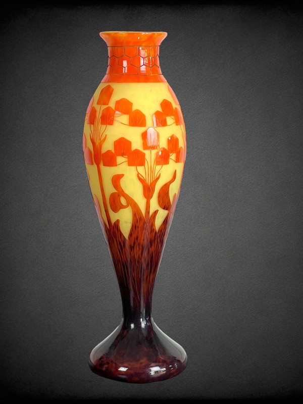 GROSSE BALUSTERVASE SIGNIERT LE VERRE FRANAIS / SCHNEIDER MIT BLUMENMOTIV-DEKO