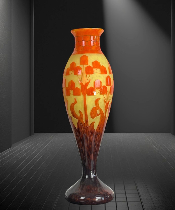 GROSSE BALUSTERVASE SIGNIERT LE VERRE FRANAIS / SCHNEIDER MIT BLUMENMOTIV-DEKO