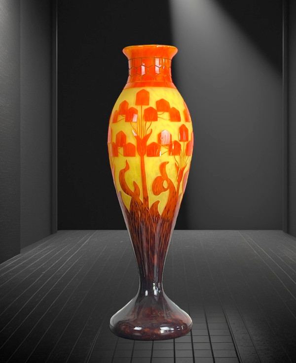 GROSSE BALUSTERVASE SIGNIERT LE VERRE FRANAIS / SCHNEIDER MIT BLUMENMOTIV-DEKO