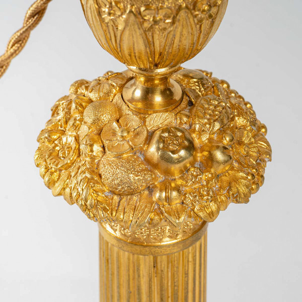 Coppia di torce montate a guisa di lampade decorate con cesto fiorito in bronzo dorato, Epoca Restauro circa