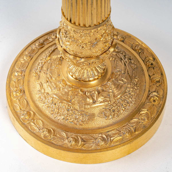 Coppia di torce montate a guisa di lampade decorate con cesto fiorito in bronzo dorato, Epoca Restauro circa