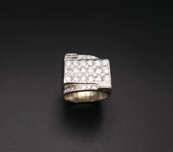 Bague Chevalière Sertie De 1,50 Carat De Diamants, Monture Platine.