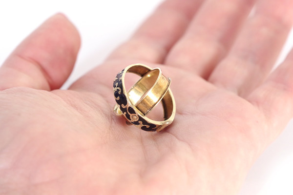 Geheimer Gürtelring aus 14 Karat Gold, alter Ring, schwarze Emaille, geheimes Juwel, Trauerring