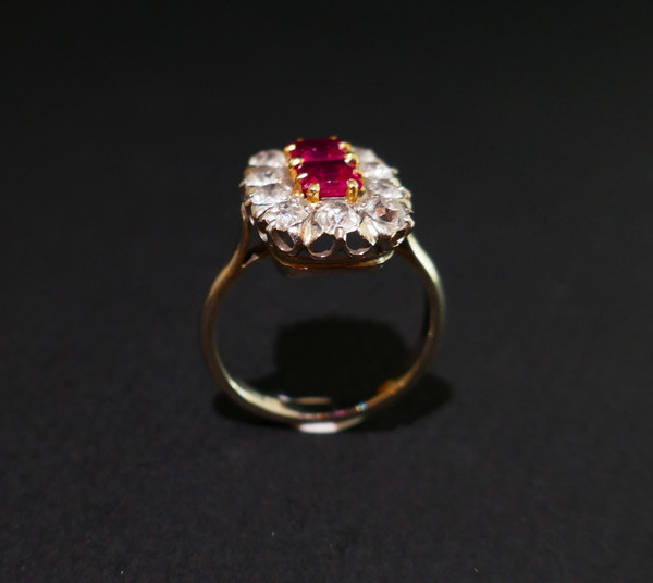 Alter Verneuil-Ring mit kalibrierten Diamanten und Rubinen.