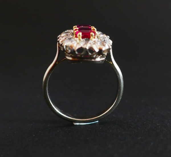 Alter Verneuil-Ring mit kalibrierten Diamanten und Rubinen.