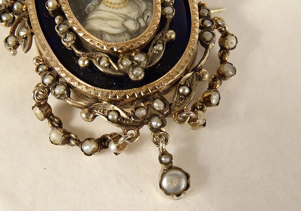 Spilla in miniatura Argento smaltato Perle pregiate Ritratto di giovane donna con fiocco XIX secolo