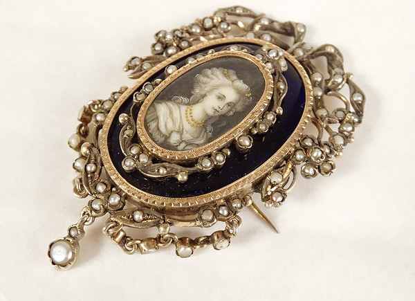 Spilla in miniatura Argento smaltato Perle pregiate Ritratto di giovane donna con fiocco XIX secolo