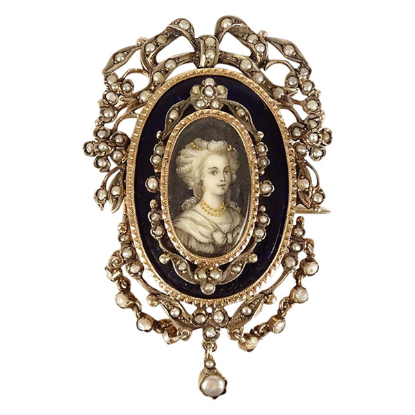 Spilla in miniatura Argento smaltato Perle pregiate Ritratto di giovane donna con fiocco XIX secolo