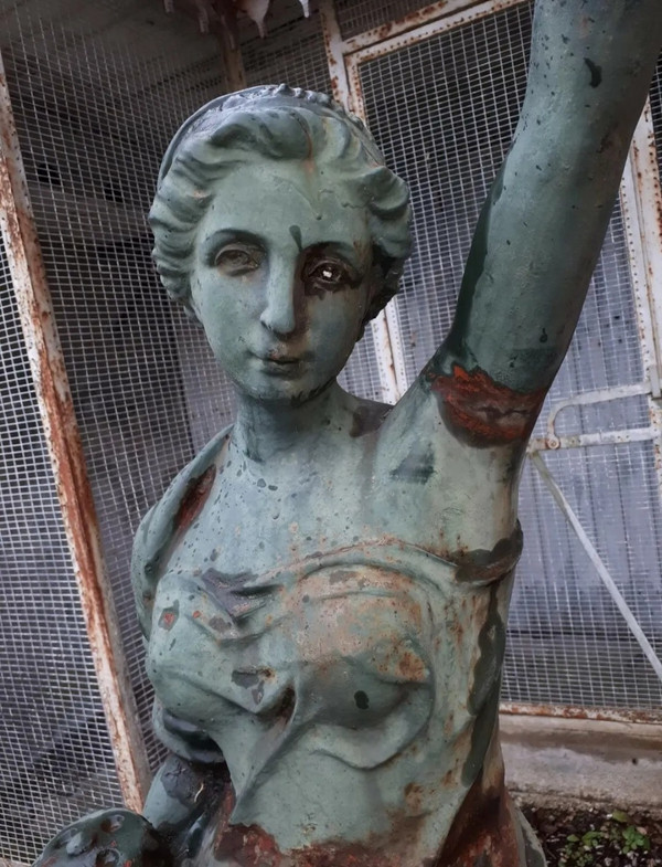 Vecchia grande statua da giardino in ghisa/statua di donna anziana/vecchio esterno