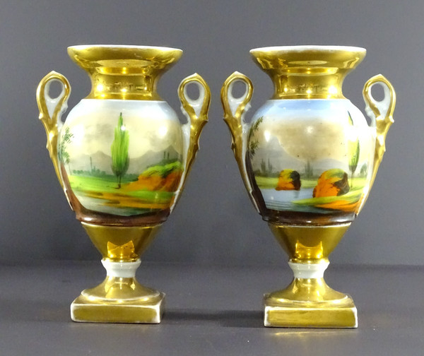 France, Louis-Philippe period, Pair of Medici-shaped vases in Paris porcelain.