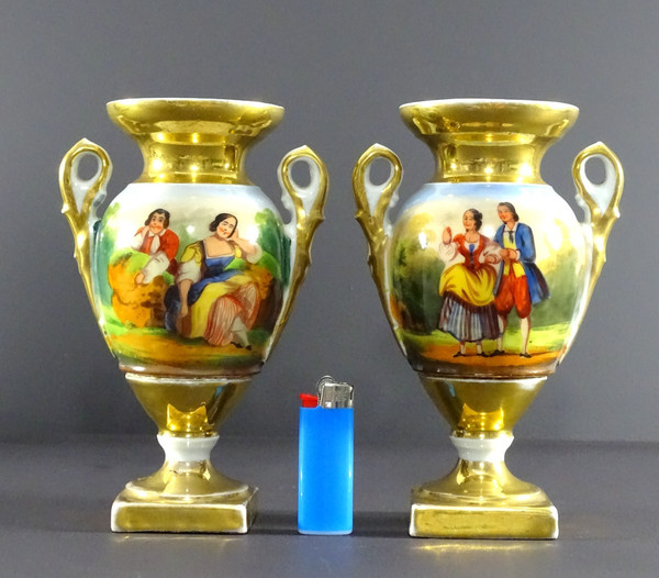 France, Louis-Philippe period, Pair of Medici-shaped vases in Paris porcelain.