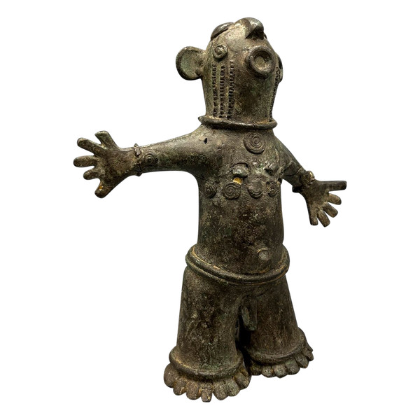 MÄNNLICHE STATUETTE – Benue- und Cross-River-Regionen, Nigeria