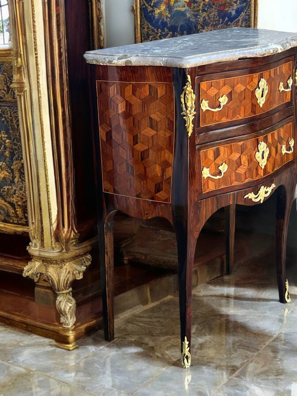 COMMODE XVIIIe ÉPOQUE LOUIS XV EN MARQUETERIE ORNÉE DE BRONZE / DESSUS MARBRE