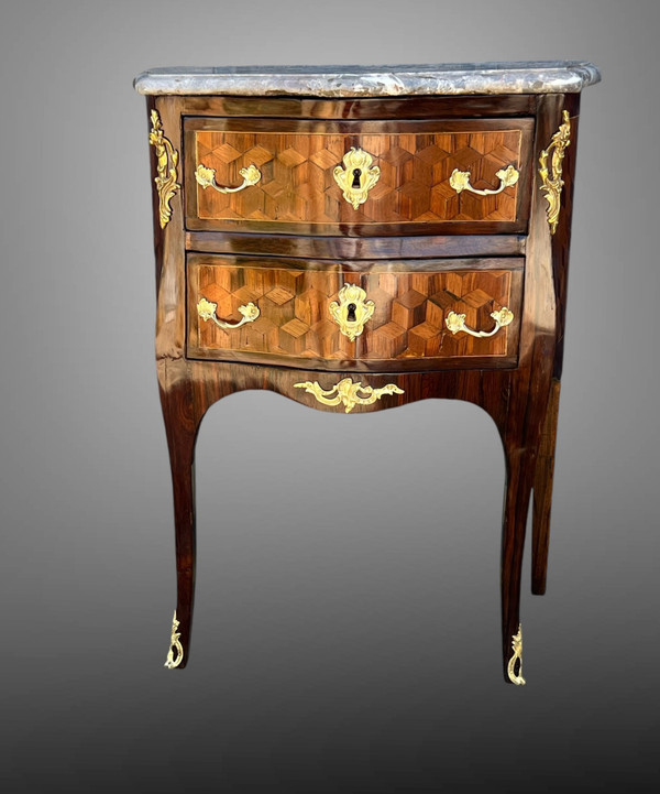 COMMODE XVIIIe ÉPOQUE LOUIS XV EN MARQUETERIE ORNÉE DE BRONZE / DESSUS MARBRE