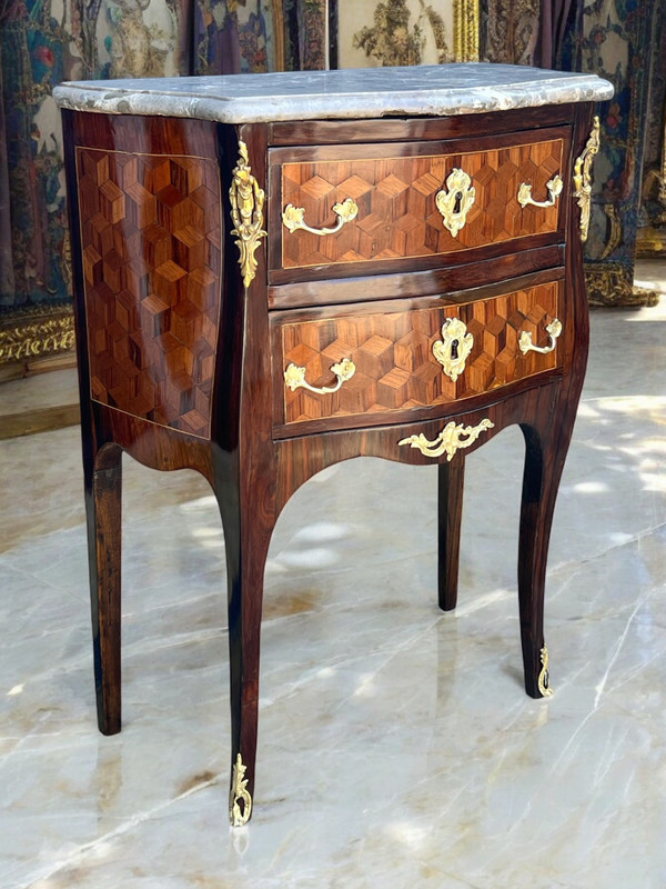 COMMODE XVIIIe ÉPOQUE LOUIS XV EN MARQUETERIE ORNÉE DE BRONZE / DESSUS MARBRE