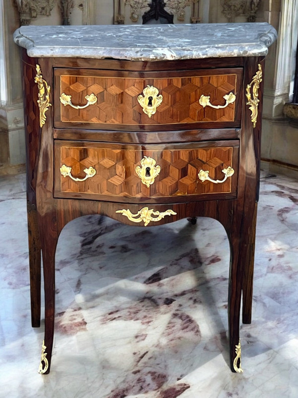 COMMODE XVIIIe ÉPOQUE LOUIS XV EN MARQUETERIE ORNÉE DE BRONZE / DESSUS MARBRE