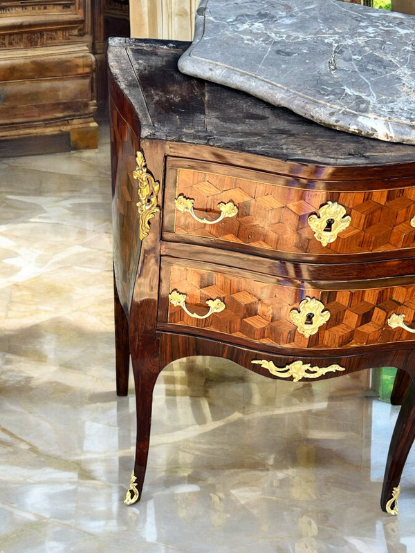 COMMODE XVIIIe ÉPOQUE LOUIS XV EN MARQUETERIE ORNÉE DE BRONZE / DESSUS MARBRE