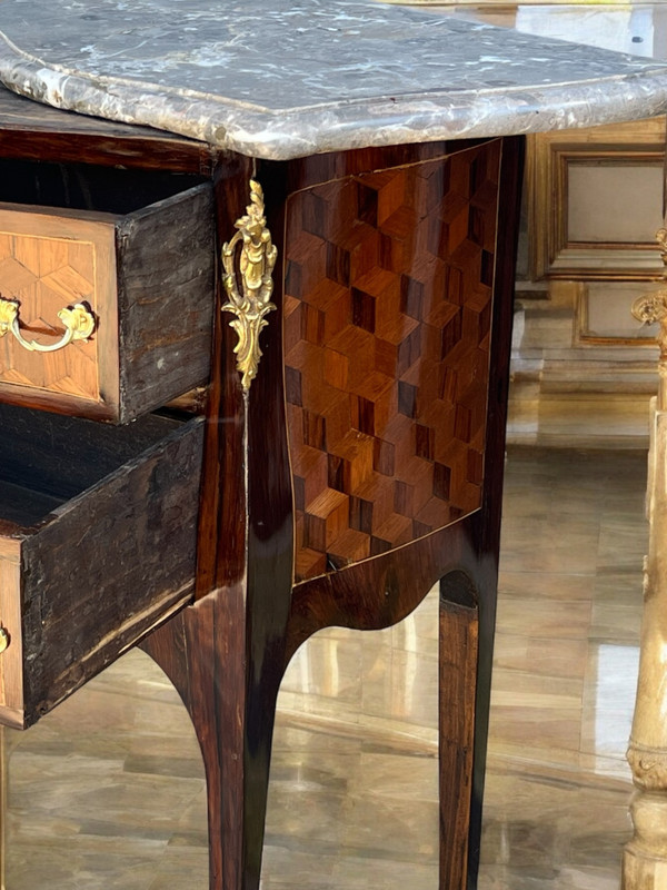 COMMODE XVIIIe ÉPOQUE LOUIS XV EN MARQUETERIE ORNÉE DE BRONZE / DESSUS MARBRE