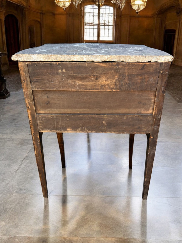 COMMODE XVIIIe ÉPOQUE LOUIS XV EN MARQUETERIE ORNÉE DE BRONZE / DESSUS MARBRE