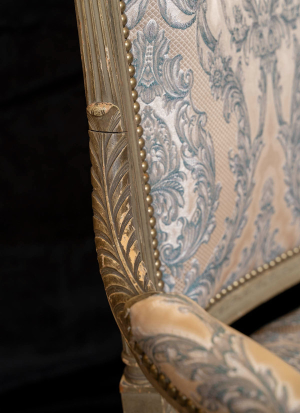 Ein Sofa aus bemaltem Holz im Stil von Louis XVI, 19.