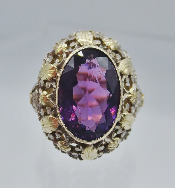 Ring, gold and amethyst.