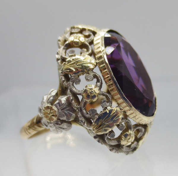 Ring, gold and amethyst.