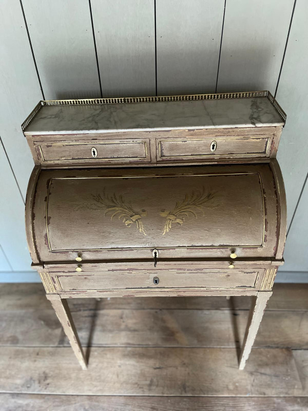 Louis XVI cylinder desk dating from the 18th century, very fine patina