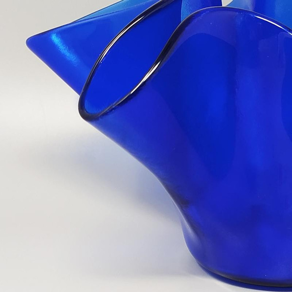 Vaso blu anni '70 "Fazzoletto" di Dogi in vetro di Murano. Prodotto in Italia