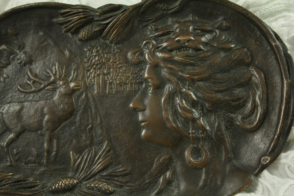 Diane chasseresse et cerf' (Diana cacciatrice e il cervo), vassoio tascabile in bronzo patinato marrone, circa 1900 Art Nouveau