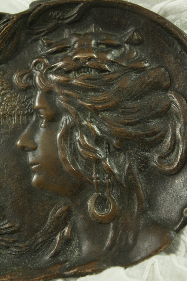 Diane chasseresse et cerf' (Diana cacciatrice e il cervo), vassoio tascabile in bronzo patinato marrone, circa 1900 Art Nouveau