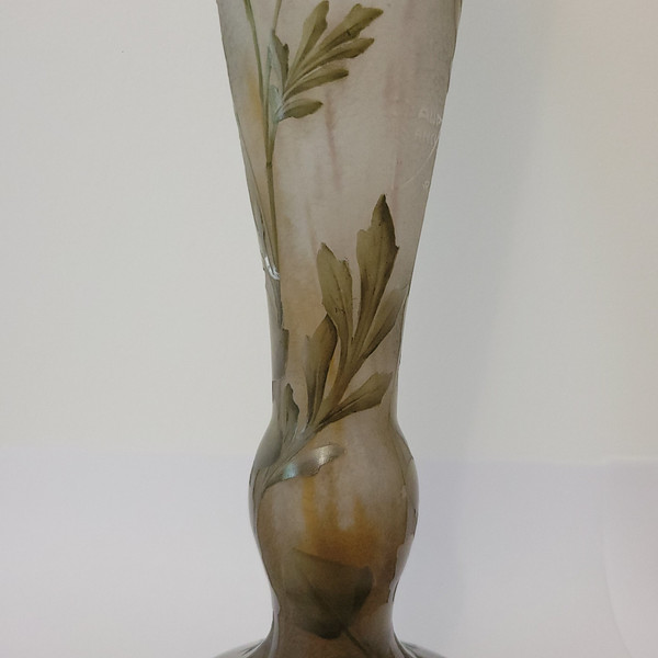 DAUM Emaillierte Vase mit Kardamom und Efeu Dekor um 1910