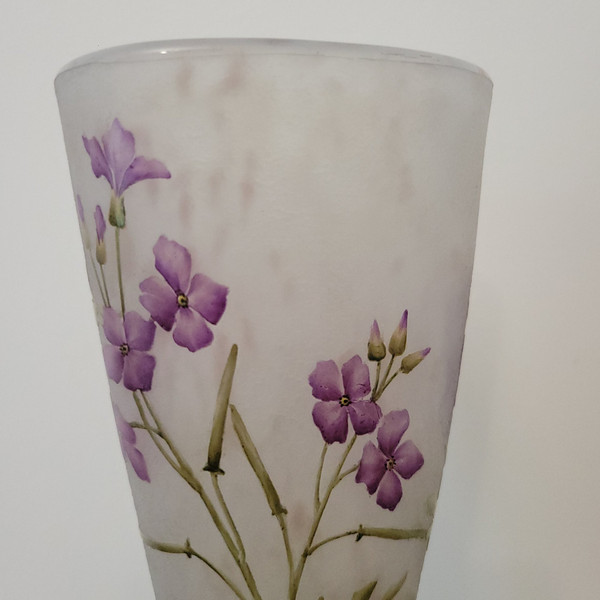 DAUM Emaillierte Vase mit Kardamom und Efeu Dekor um 1910