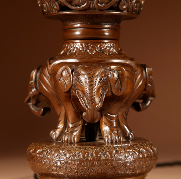 Impressionnante lampe de table originale en bronze avec éléphant japonais, période Meiji 1868-1912, 