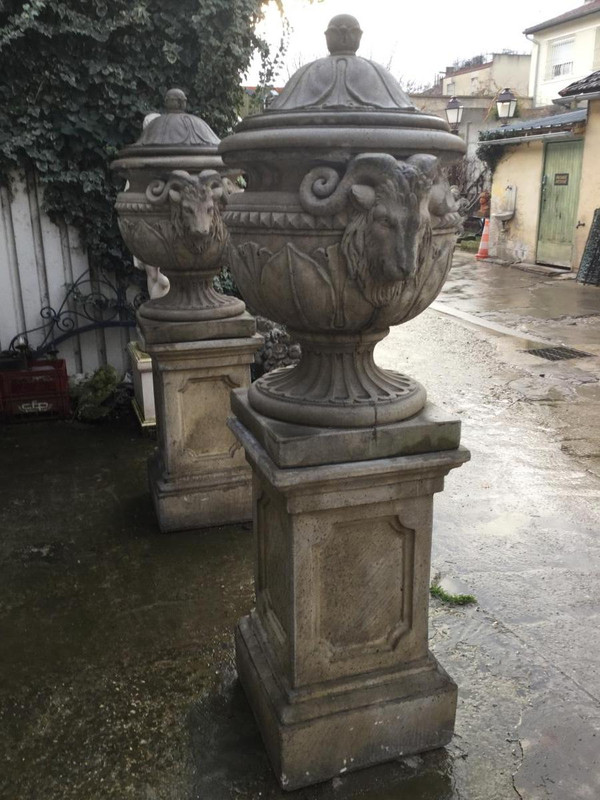 Coppia di vasi coperti su basamenti in stile Luigi XVI, decorazioni a testa d'ariete, giardino, parco