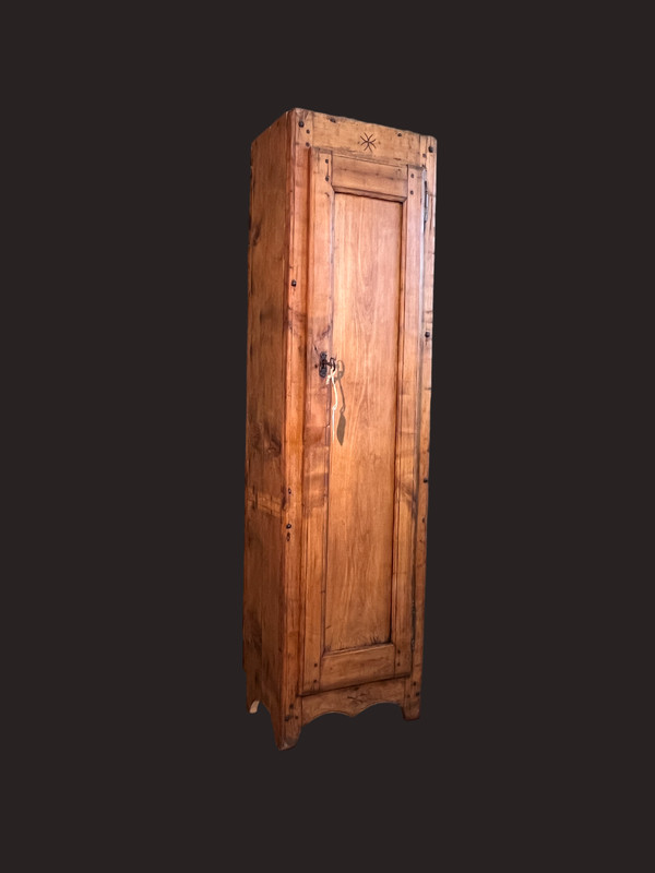 Armoire haute en épicéa et cerisier 1800