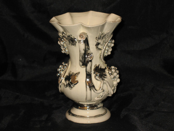 Vase aus Langeais-Steingut mit Weintraubendekor signiert C.B. Epoche 19.