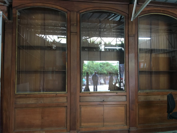 Boiserie de style Louis XVI / Directoire, En Mahogany Début 1900, 4 Vitrines Intégrées