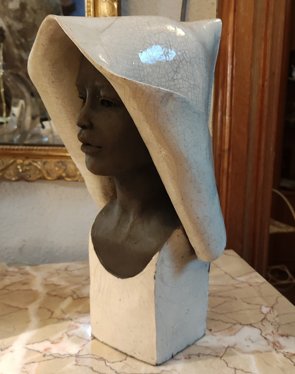 Grande busto femminile in ceramica crepata suora/sorella buona firmato Stenne.