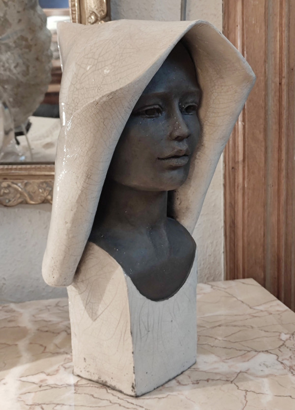 Grande busto femminile in ceramica crepata suora/sorella buona firmato Stenne.